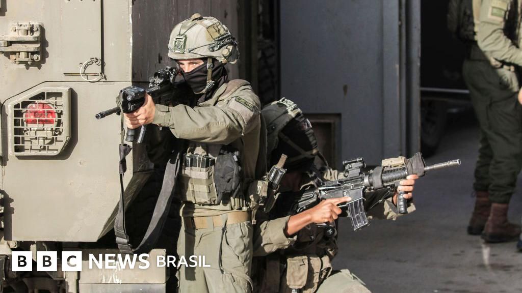 A indignação por vídeo que mostra soldados israelenses jogando corpos de um telhado na Cisjordânia