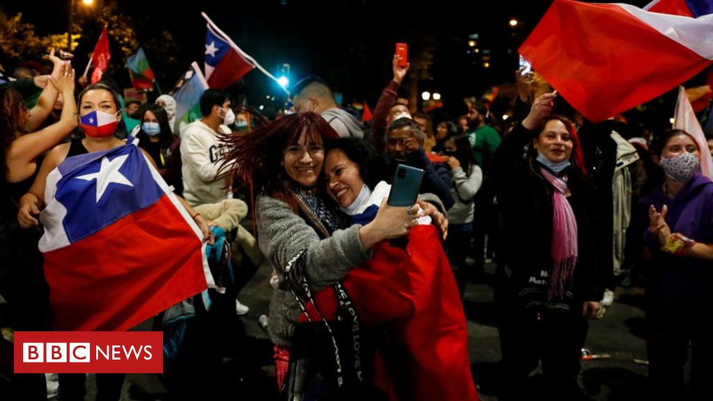 Chile accede a histórico referéndum: Por qué la constitución es tan polémica que el 78% de los chilenos decidió cambiarla