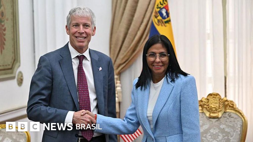 Como os EUA estão vendendo petróleo venezuelano e enviando dinheiro ao governo de Delcy Rodríguez