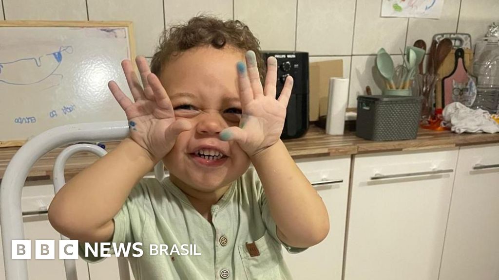 Famoso nas redes, menino de 3 anos que já sabe ler e escrever expõe dificuldades no acesso à educação especial