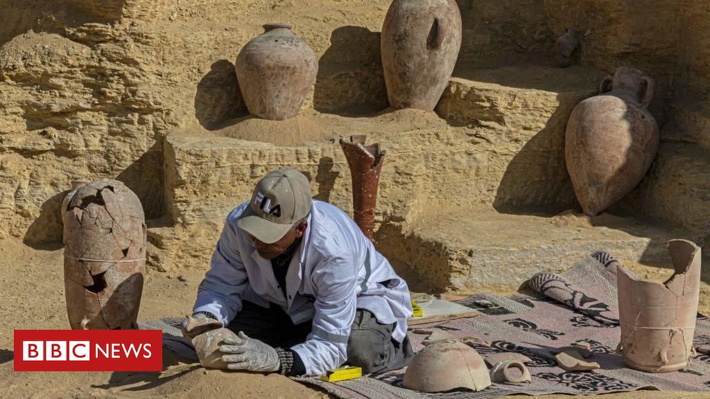 Arqueólogos descobrem múmia com língua de ouro no Egito