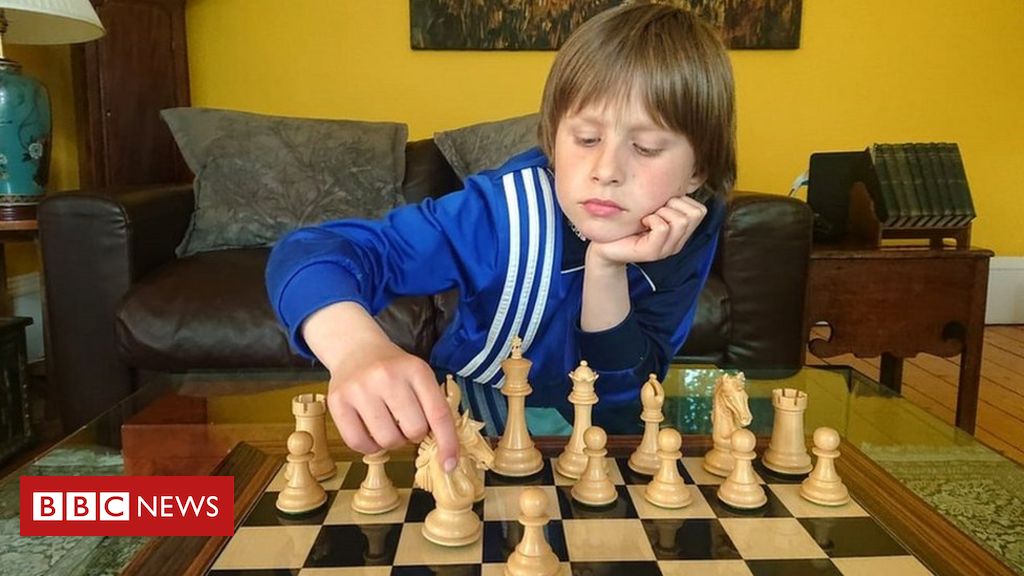 Pequena Criança De 5 Anos Jogando Xadrez No Grande Xadrez