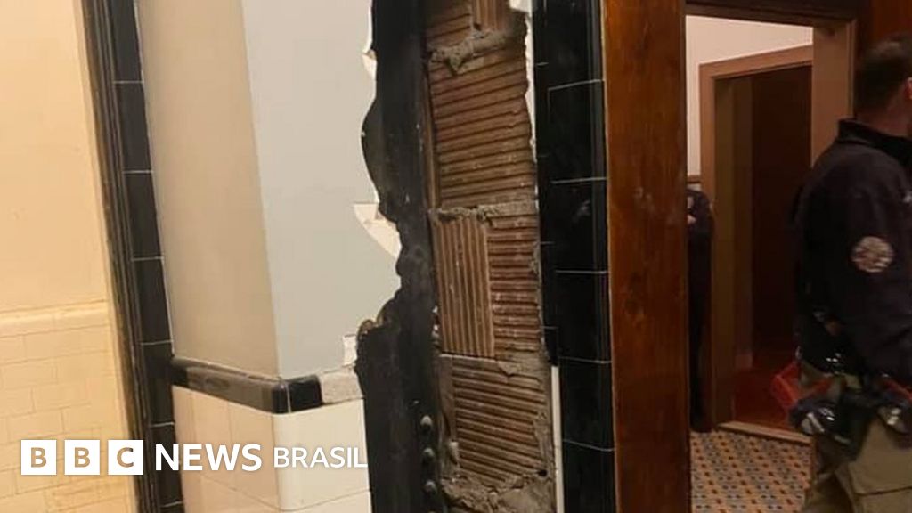 Homem nu é resgatado de dentro de parede de teatro nos EUA