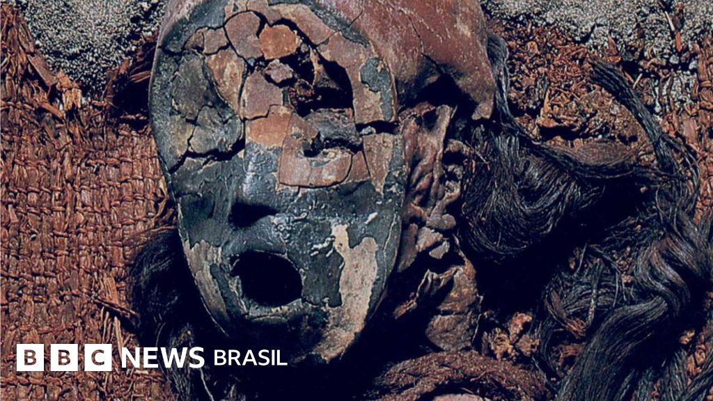 A população que vive rodeada das múmias mais antigas do mundo