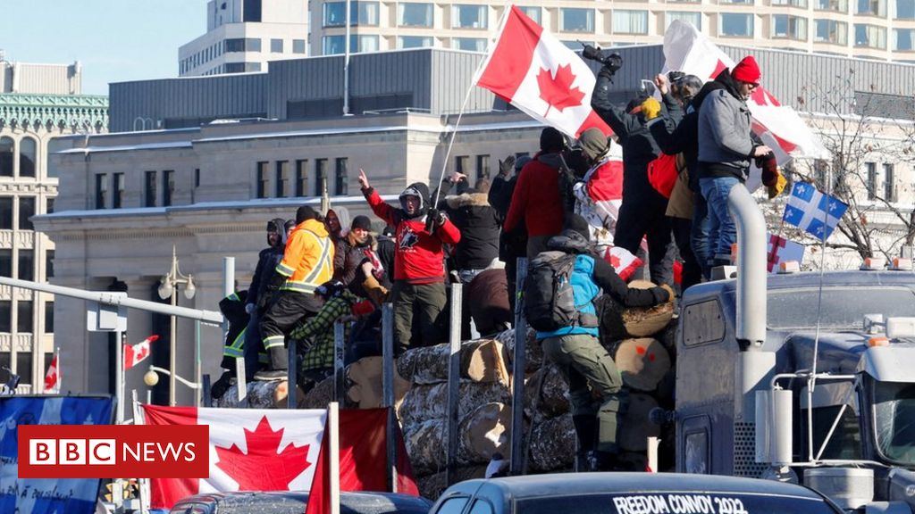 ‘Freedom Train’: Truckers wreak havoc in Ottawa after second day of vaccine passport protests