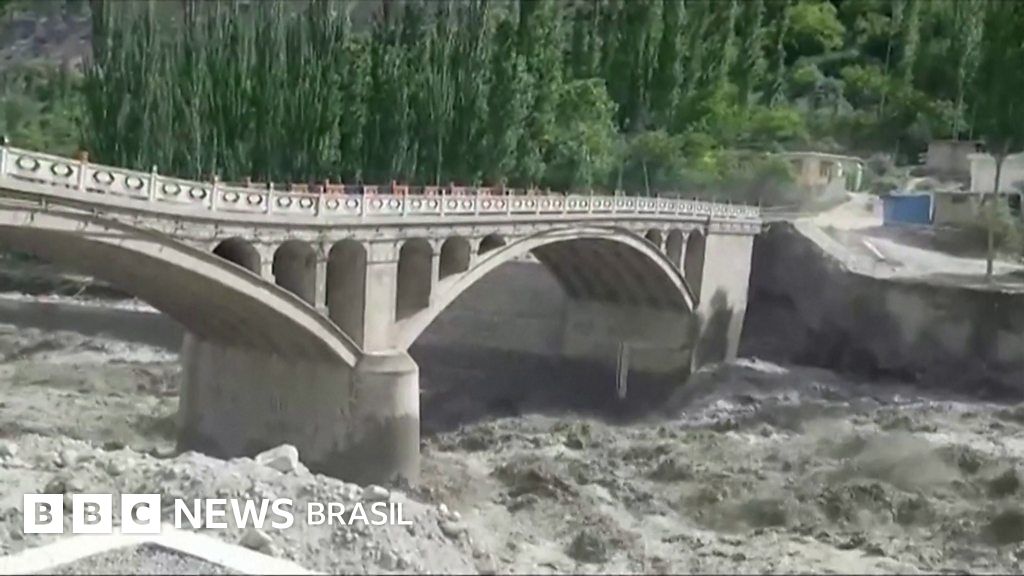 O momento em que ponte desaba por conta de enchente no Paquistão