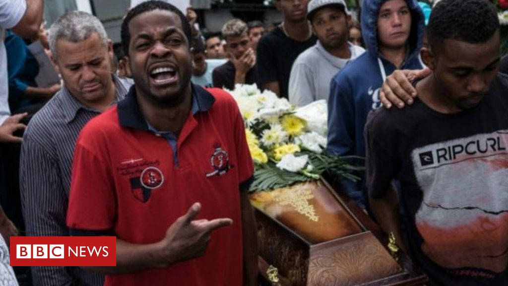 Brasileiro morre após ser atingido por viatura de polícia em Londres