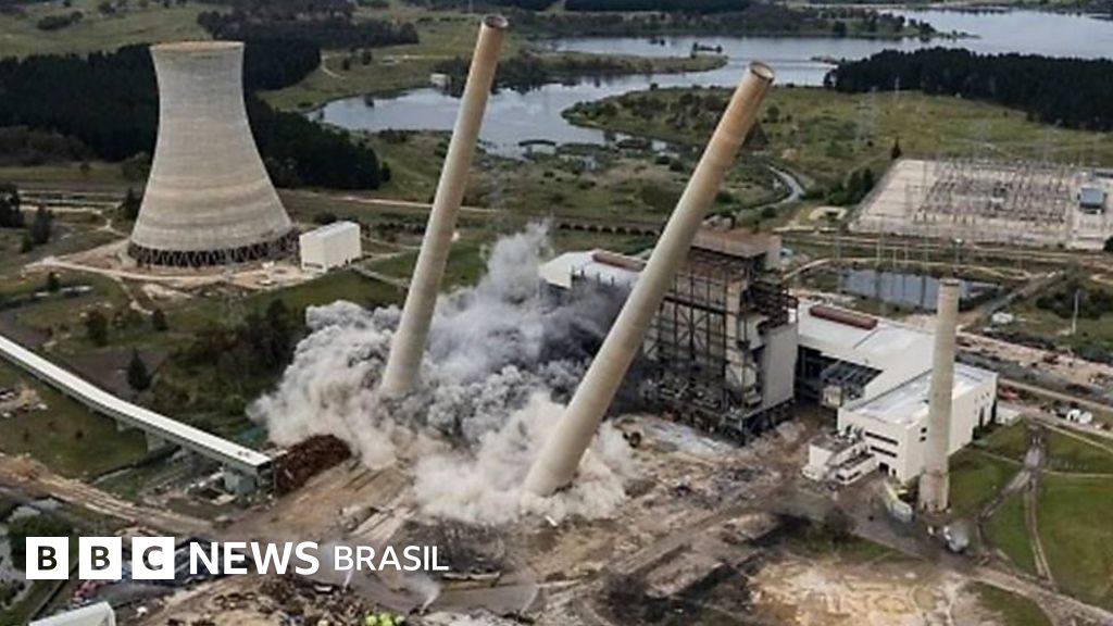 Usina com chaminés de 175 metros é reduzida a escombros em segundos na Austrália