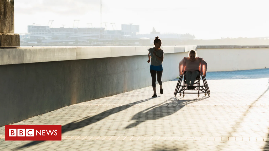Pessoas com deficiência correndo atleta rápido corredor em