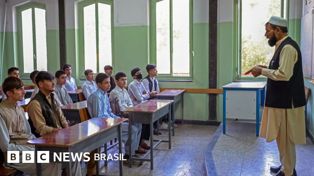 Afeganistão exclui meninas em reabertura do ensino médio