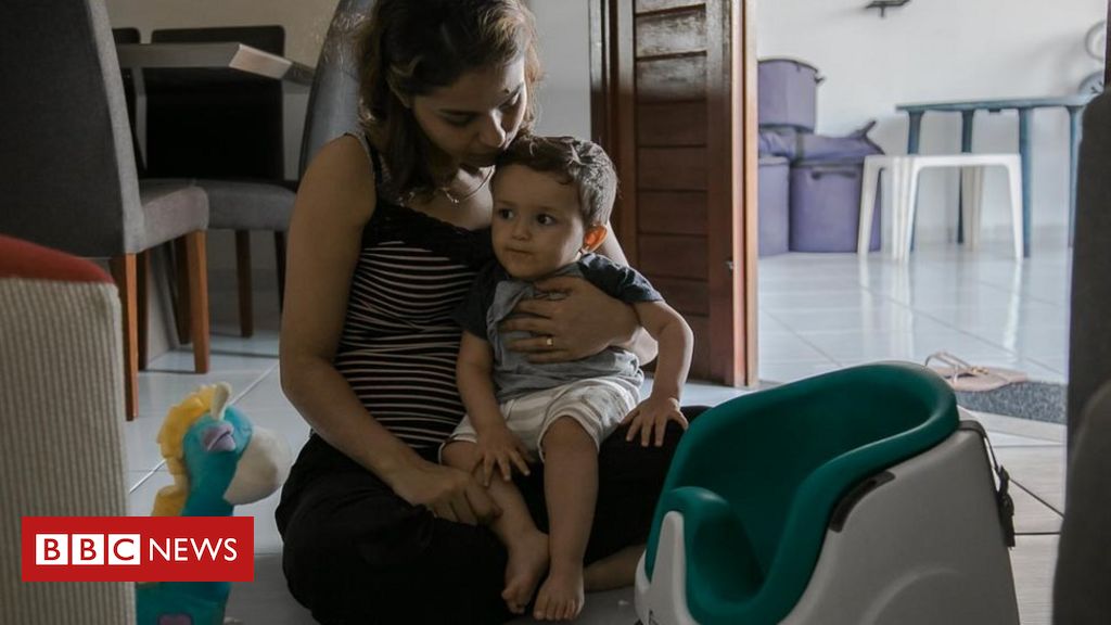 Criança de 2 anos tem doença rara e precisa de medicamento que