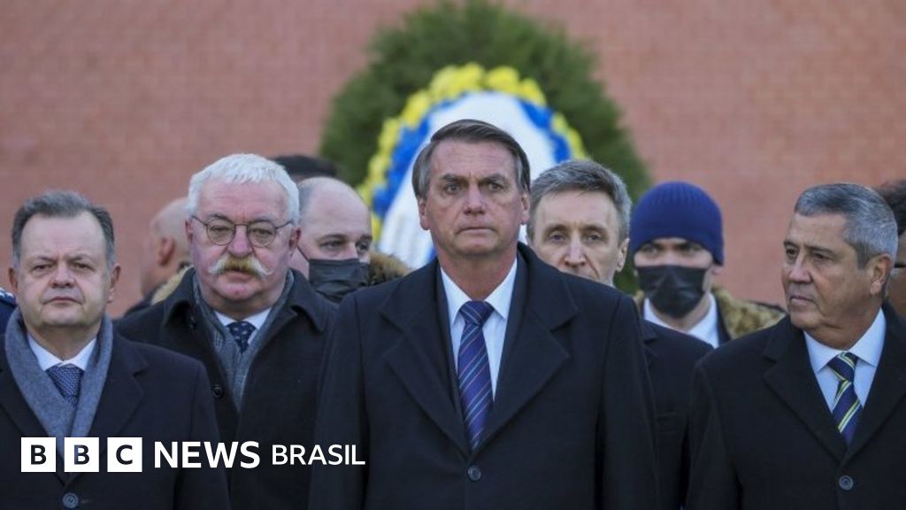 Em Moscou, Bolsonaro presta homenagem a ex-soldados comunistas e tem reunião com Putin