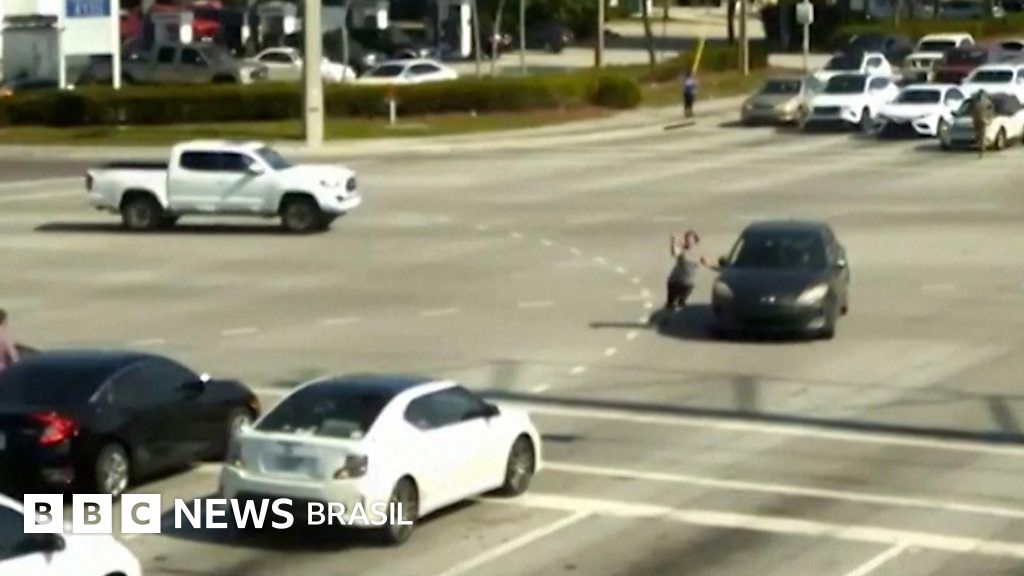 O momento em que motorista de carro desgovernado é salva por desconhecidos nos EUA