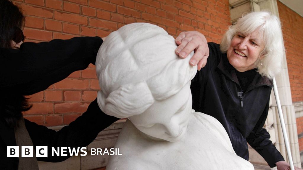 'O que a cegueira oferece à arte': a experiência de conhecer obras com sentidos além da visão