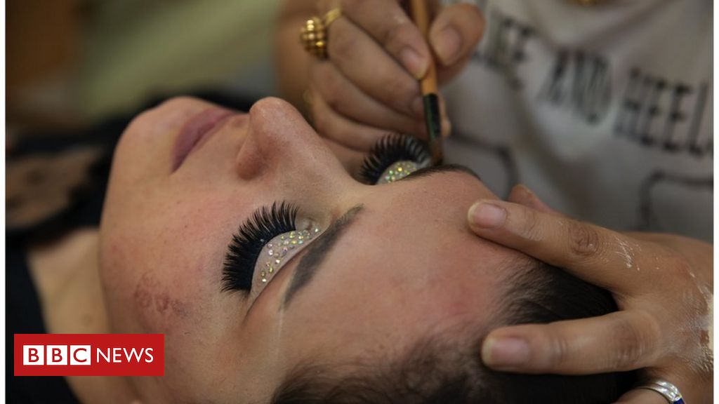 Afegãs lamentam proibição de salões de beleza pelo Talebã