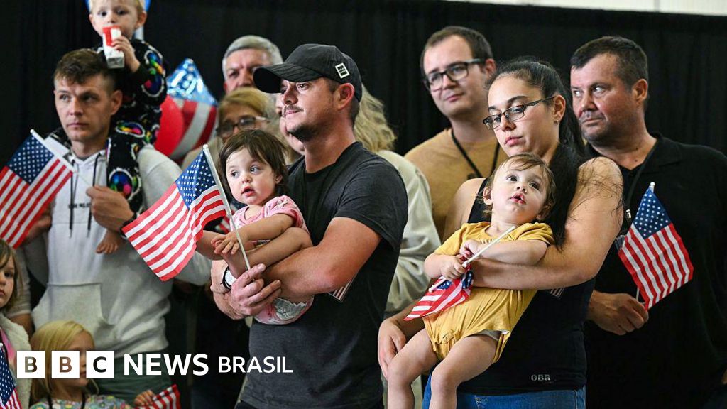 EUA acolhem brancos da África do Sul sob alegações de genocídio feitas por Trump