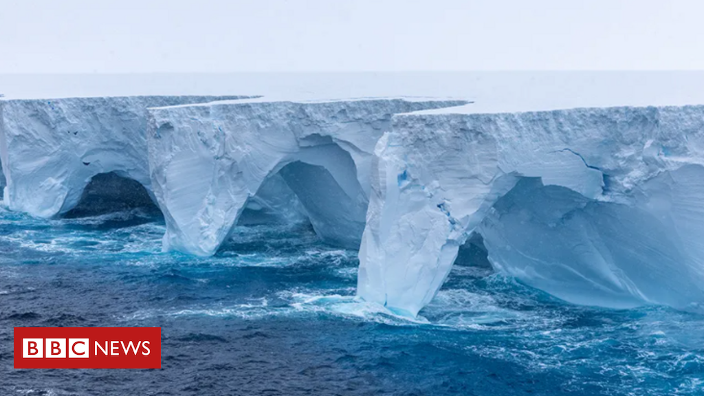 As impressionantes cavernas abertas por derretimento no maior iceberg do mundo, que pode desaparecer