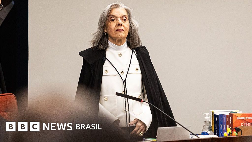 O momento em que Cármen Lúcia vota para condenar Bolsonaro