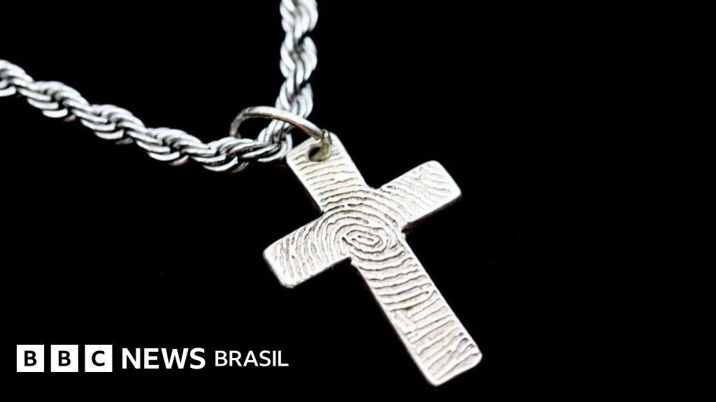 Como a proibição de símbolos religiosos gerou debate constitucional no Canadá