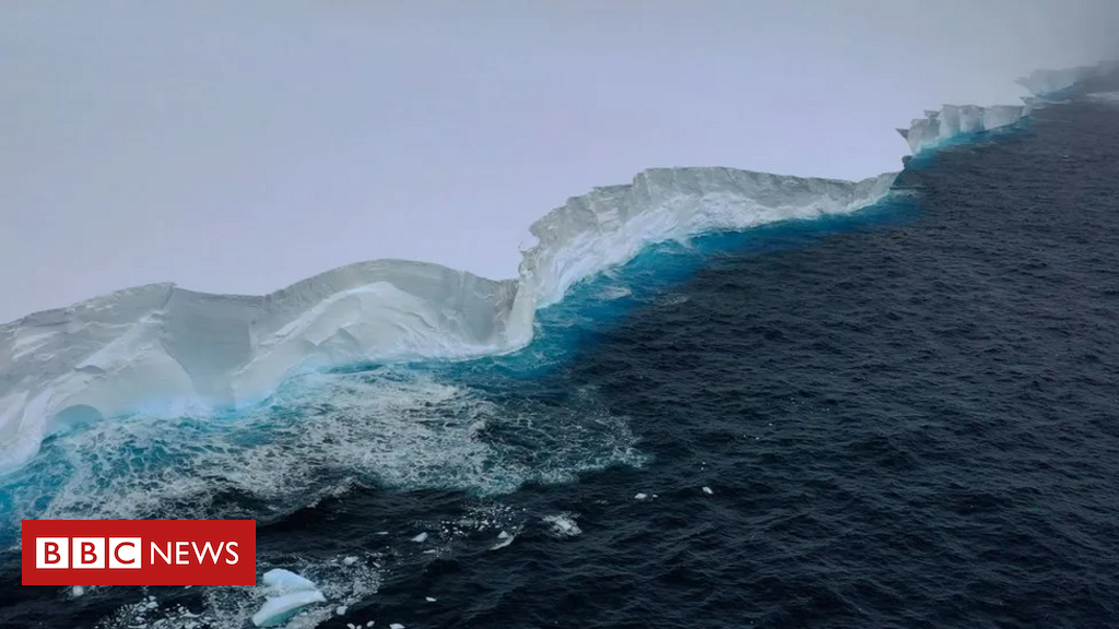 Maior iceberg do mundo que se soltou da Antártida tem quase um trilhão de toneladas