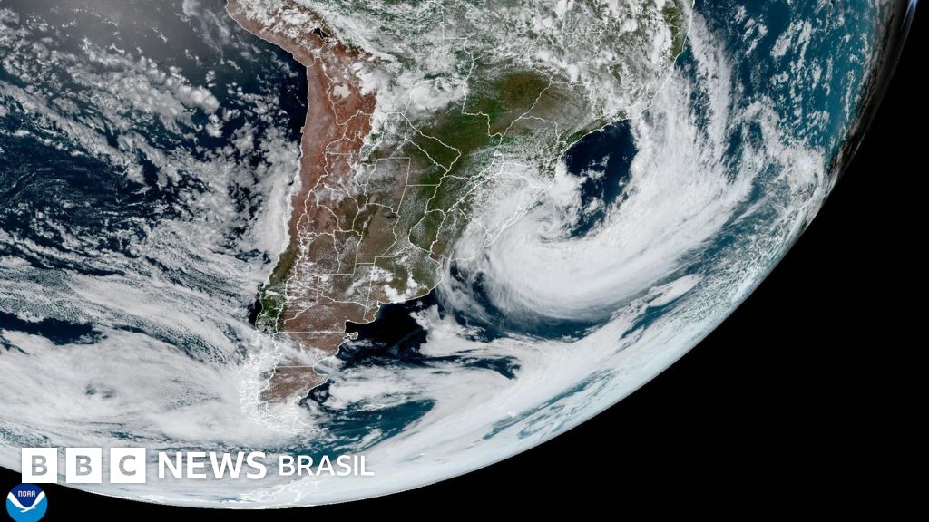As imagens de satélite que mostram o ciclone com ventos de até 120 km/h no Brasil visto do espaço