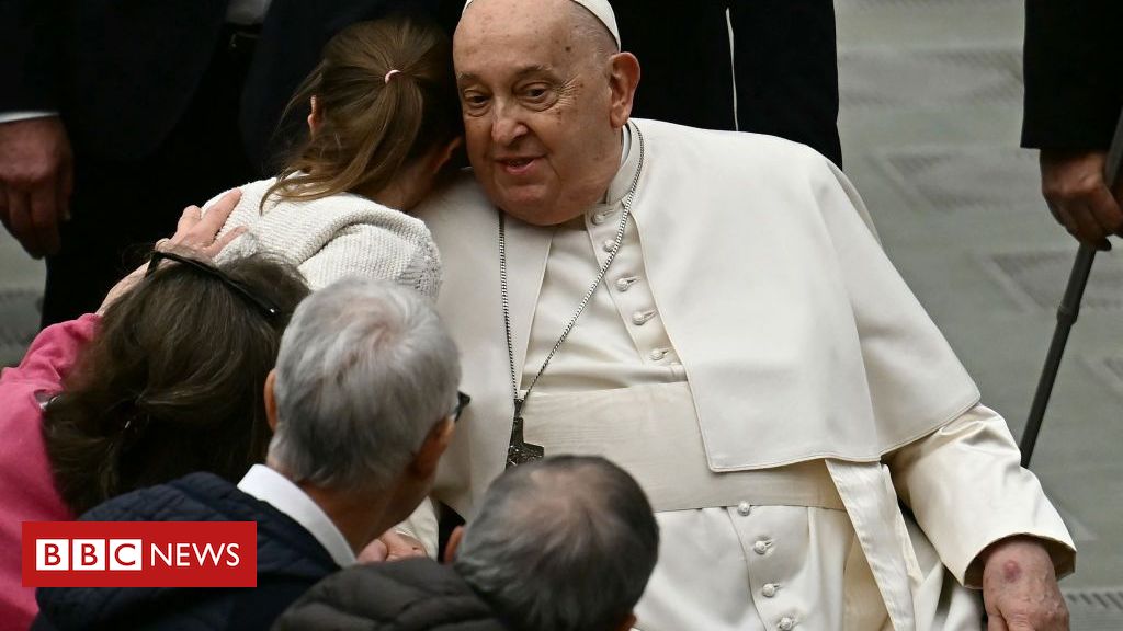 Papa sai de estado crítico e tem boa noite de sono, diz Vaticano