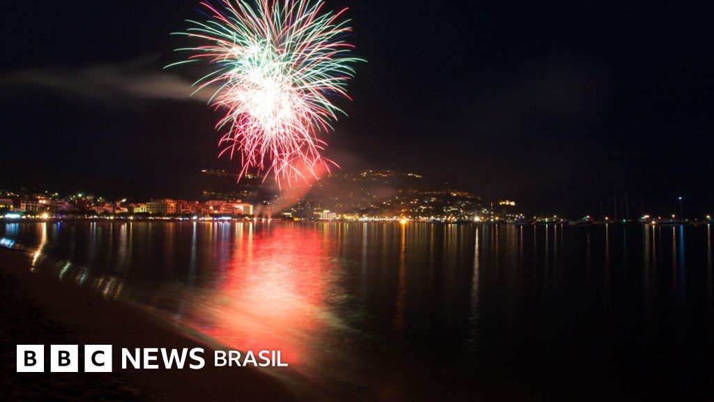 A reação na Grécia após incêndio florestal provocado por fogos de artifício lançados de iate