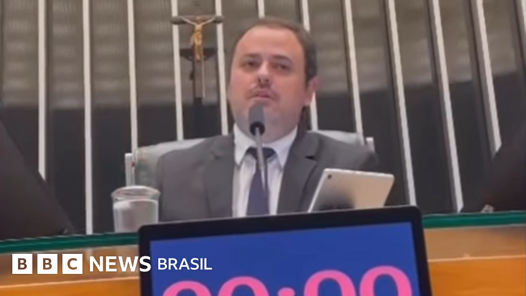 Deputado Glauber Braga ocupa Mesa Diretora da Câmara e é retirado à força pela Polícia Legislativa