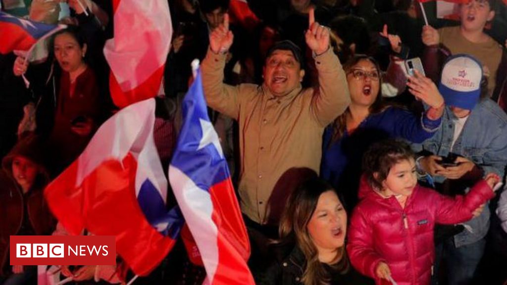 Votante chileno que salió de protestas por la izquierda es controlado por la derecha