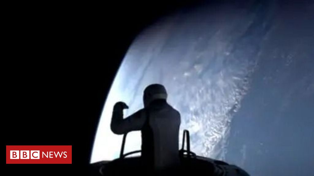 Bilionário e engenheira fazem caminhada espacial mais distante da Terra em 50 anos