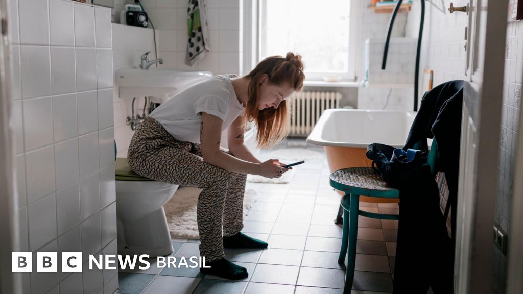 As 7 condições de saúde que mostram por que levar celular ao banheiro não é uma boa ideia