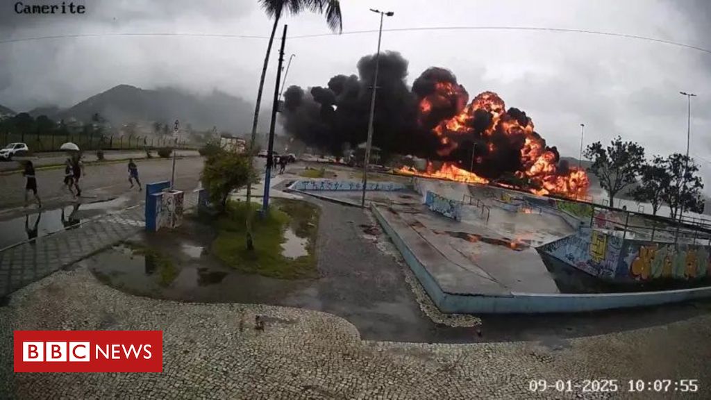 Veja momento em que jatinho sai da pista e explode em Ubatuba