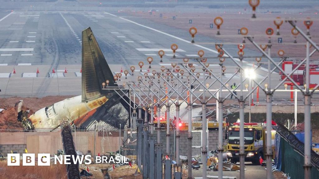 Por que tinha um muro perto da pista onde ocorreu acidente de avião na Coreia do Sul?