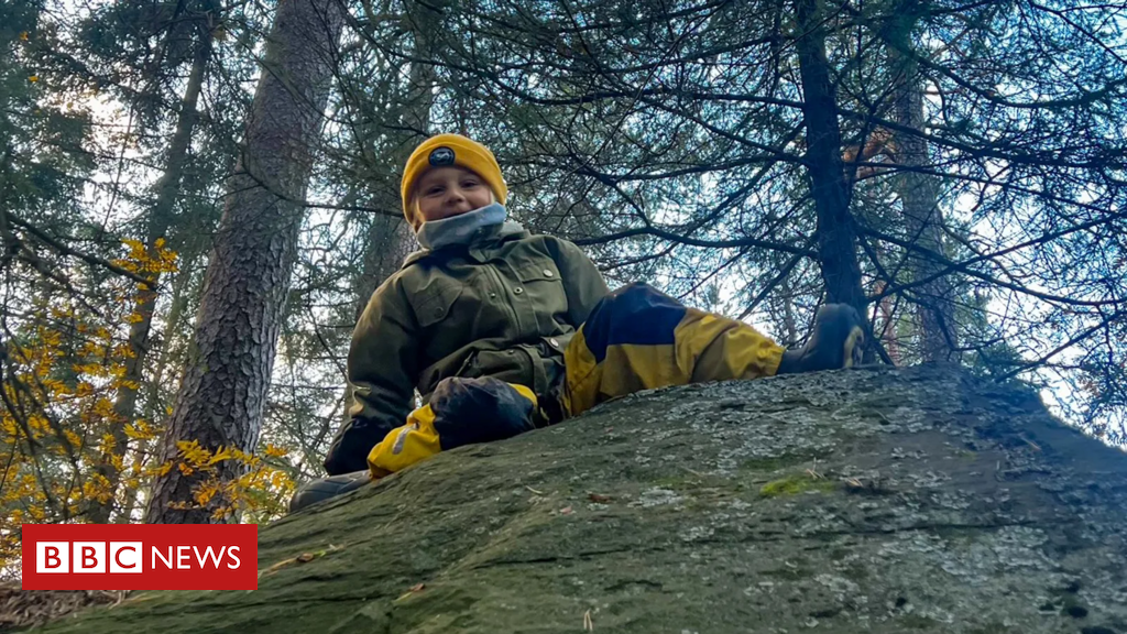 Família Finlandesa Com Bandeiras Finlandesas Num Belo Dia De