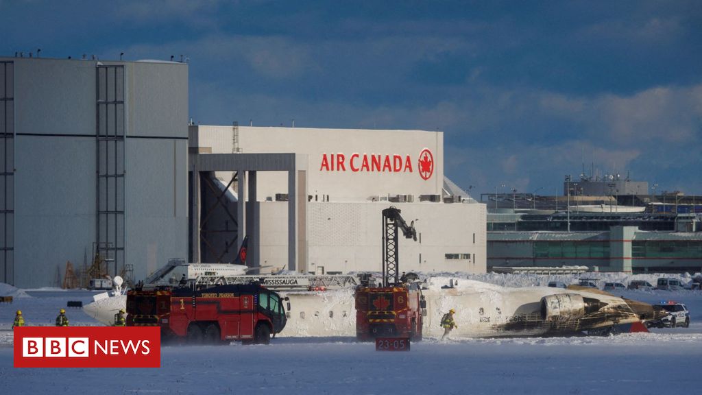 As impressionantes fotos de avião que capotou ao pousar no Canadá, deixando feridos