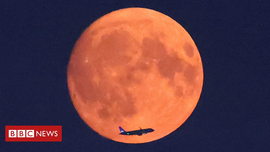 Por que a lua cheia de agosto está sendo chamada de 'superlua azul' 