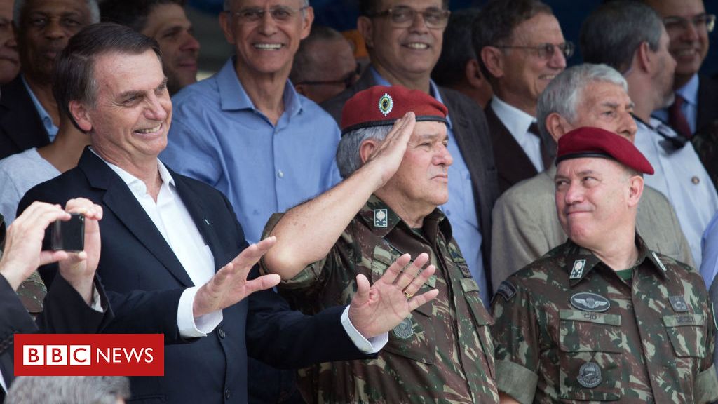 Forças Armadas procuram 'saída honrosa' após escândalos de Bolsonaro, avalia historiador