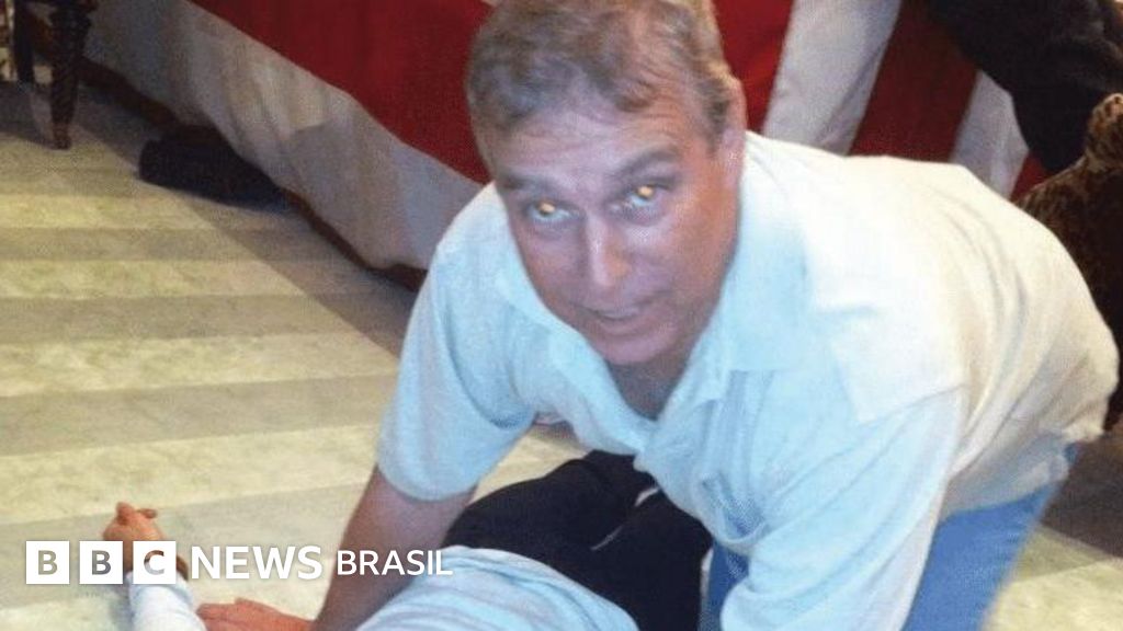 Caso Esptein: as fotos em que filho da rainha Elizabeth 2ª aparece ajoelhado sobre mulher deitada no chão