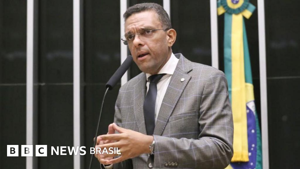 'Família Bolsonaro não deve se meter mais nas eleições do Rio, porque só apresentam ladrão', diz deputado ex-bolsonarista Otoni de Paula