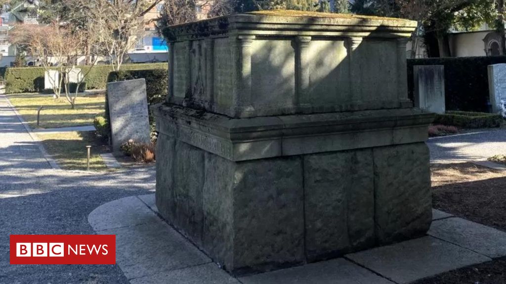 Un bloque de granito en un cementerio suizo escondía un monumento nazi