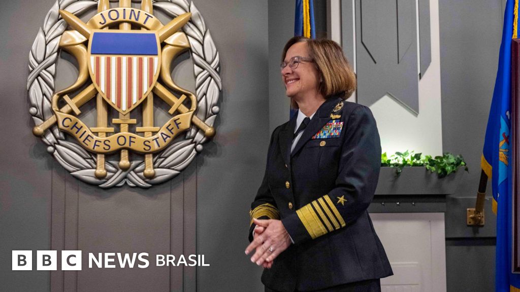 Quem é a 1ª mulher a comandar Marinha dos EUA