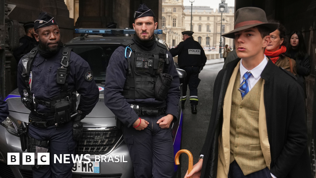 O adolescente fã de Sherlock Holmes que viralizou em foto 'misteriosa' na cena do roubo do Louvre