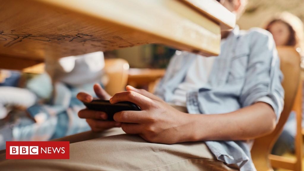 Proibição de celulares nas escolas: os desafios a serem enfrentados e as medidas adotadas por quem já proíbe