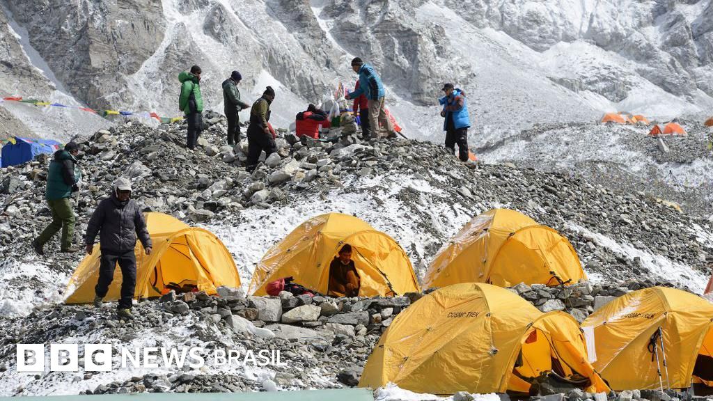 A corrida contra o tempo para resgatar mais de 200 pessoas presas no Monte Everest