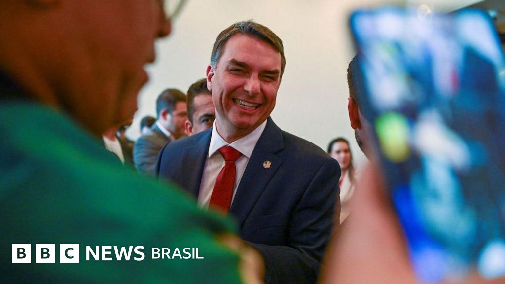 Depois de 'politicamente acabados', Bolsonaros voltam à cena com 'candidatura forte' de Flávio, diz FT