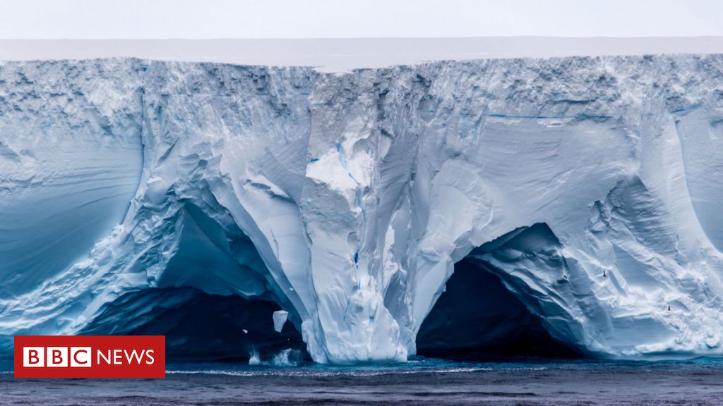 Maior iceberg do mundo encalha em ilha remota que pertence ao Reino Unido