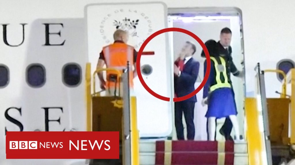 Emmanuel Macron leva empurrão da esposa no rosto