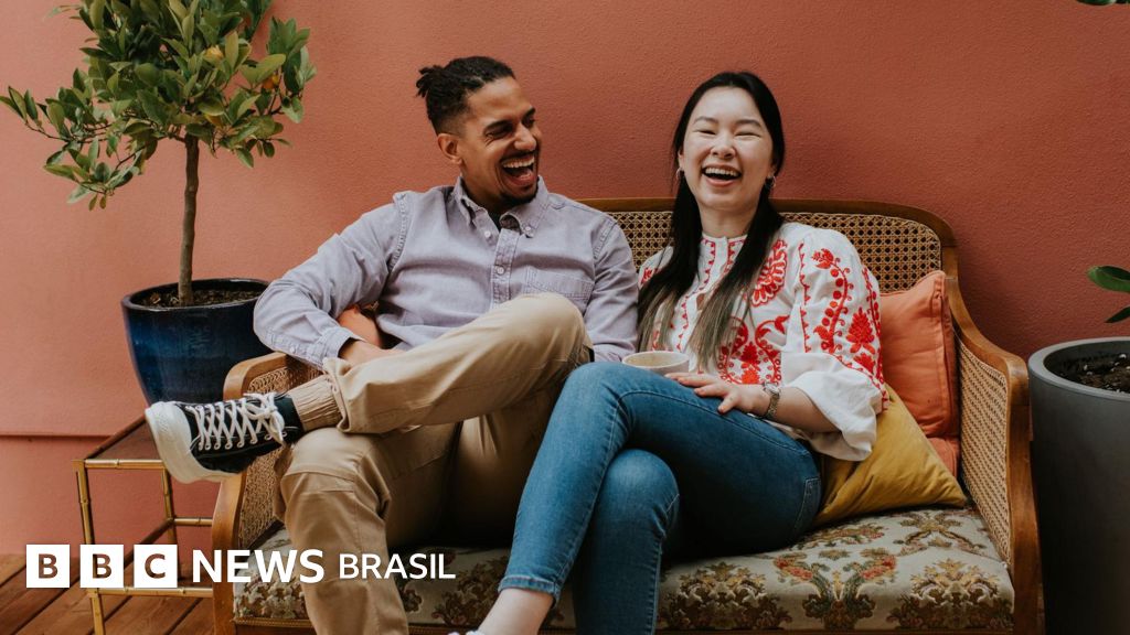 Por que mudamos de voz ao falar outro idioma