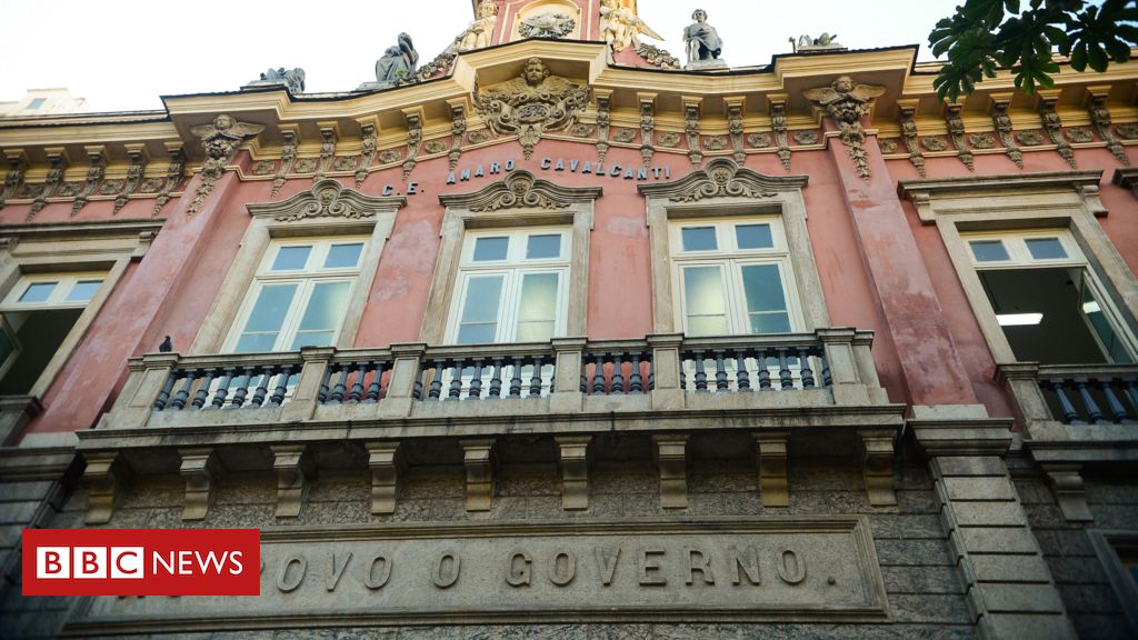 A polêmica envolvendo escola histórica do RJ rebatizada com nome de batismo de Silvio Santos