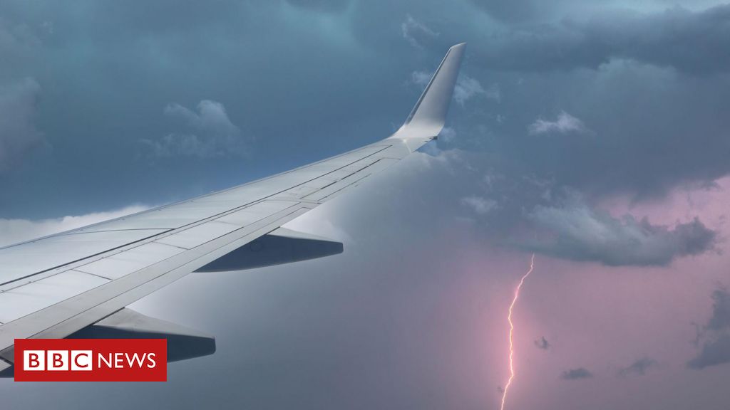 É seguro voar de avião durante tempestades?